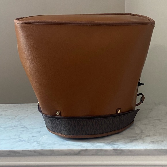 Michael Kors Brown Tote Bag with Elegant Design - Picture 2 of 9